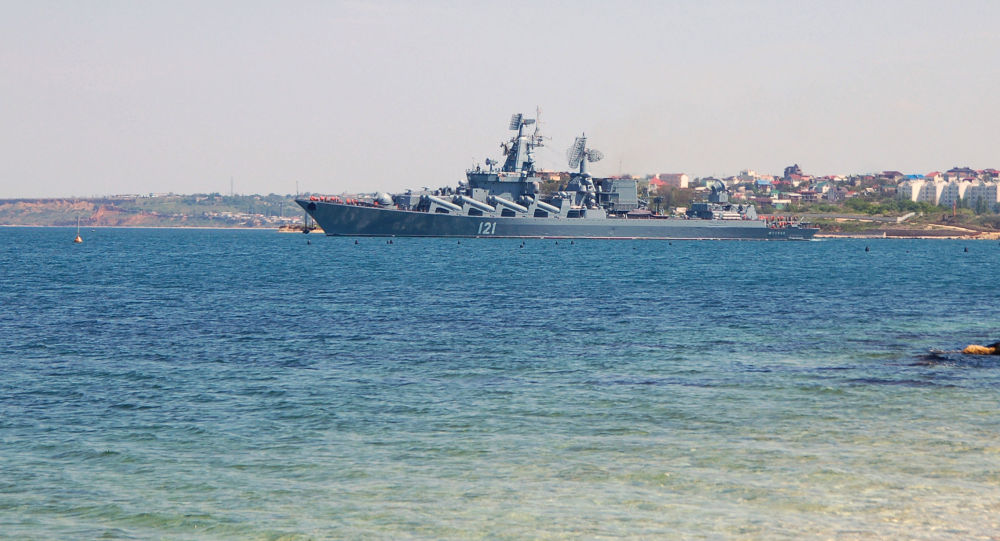 A capitânia da Frota do Mar Negro o cruzador de mísseis Moskva deixa o porto de Sevastopol para participar dos exercícios navais sino-russos Cooperação Naval 2015  no Mar Mediterrâneo