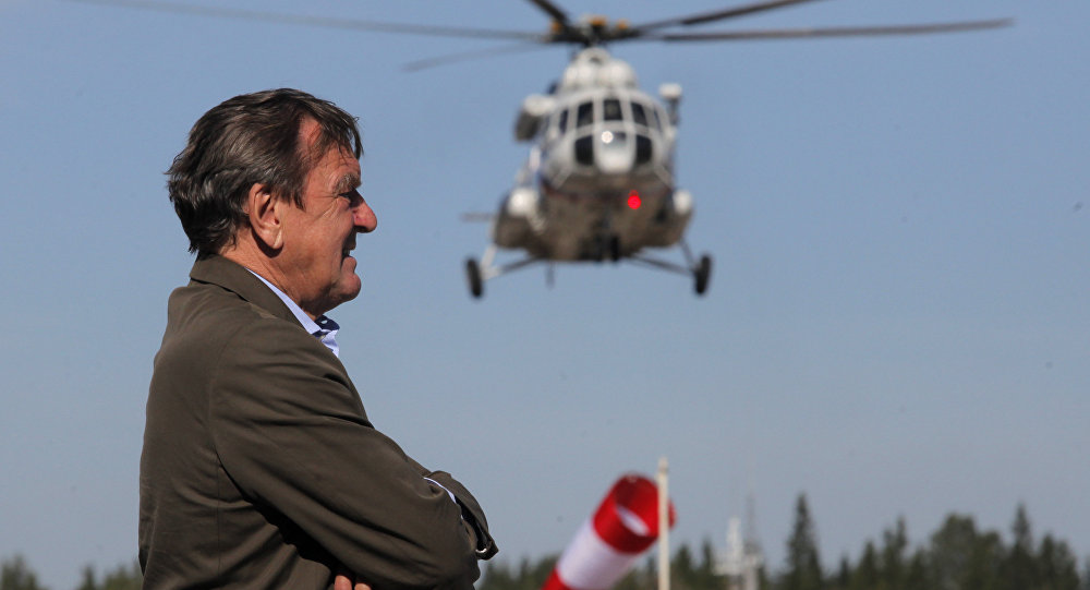 Gerhard Schroeder aguarda o pouso do helicóptero com Vladimir Putin a bordo. Foto de arquivo