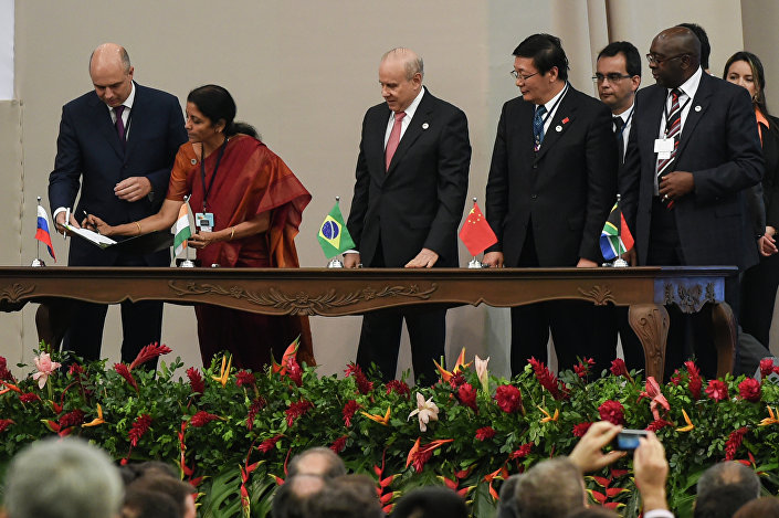 Delegados dos BRICS em cerimônia de assinatura do acordo de criação do Novo Banco de Desenvolvimento (NBD), em 15 de julho de 2014, na cidade brasileira de Fortaleza