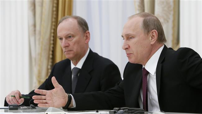 O presidente russo, Vladimir Putin (R), acompanhado pelo secretário de Segurança, Nikolai Patrushev Conselho (AFP Photo)