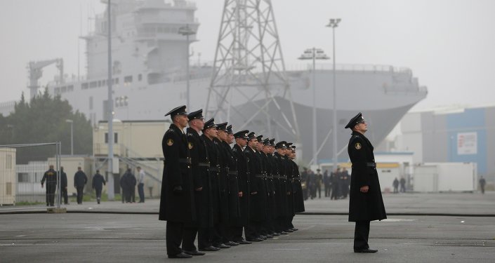 Marinheiros russos em frente do navio de tipo Mistral em Saint-Nazaire, em França