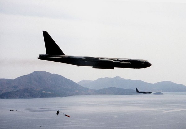 B-52D lançando minas no Exercício 'Team Spirit 1982'