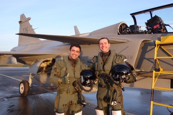 Primeiros-Pilotos-Brasileiros-de-Gripen-Capitães-aviadores Ramon Santos Fórneas (esq) e Gustavo de Oliveira Pascotto (dir) - Foto - FAB