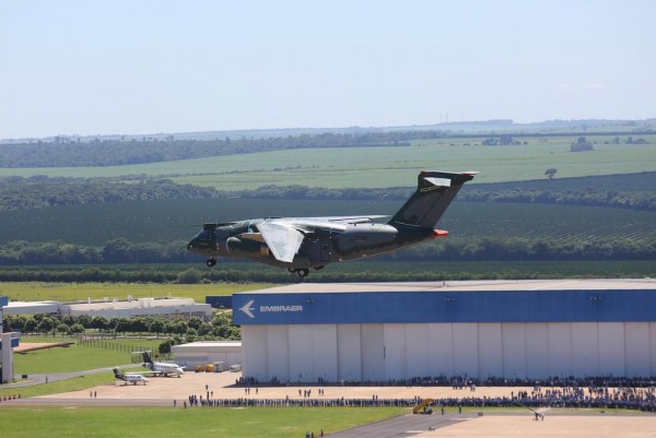 Aeronave de transporte militar KC-390, por ocasião do seu primeiro voo, realizado no dia 03.02.2015, na cidade de Gavião Peixoto, SP (Foto -  Embraer) (1)