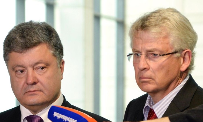 O chefe do grupo parlamentar alemão-Ucrânia, Karl-Georg Wellmann, à direita, com o presidente ucraniano Petro Poroshenko.