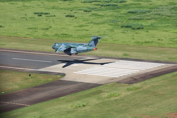 1_KC-390_Landing_01