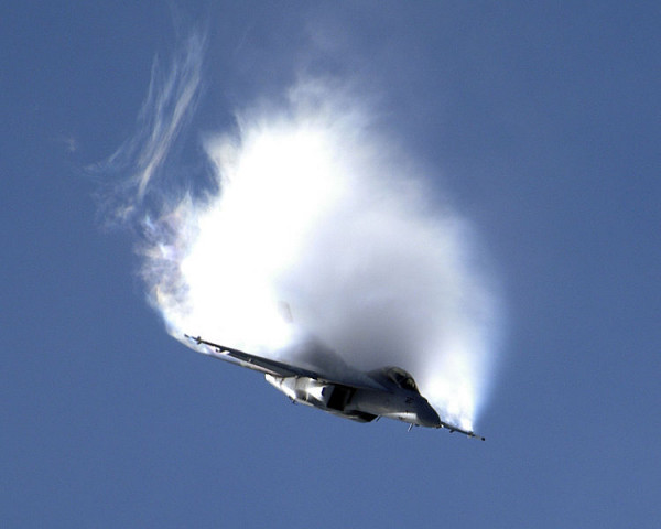 fa-18f_vapor_over_wings_1