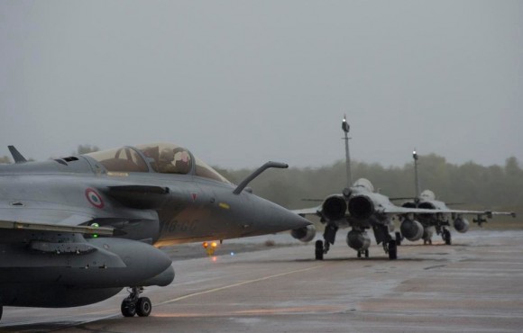 Rafale taxiando - foto Min Def França