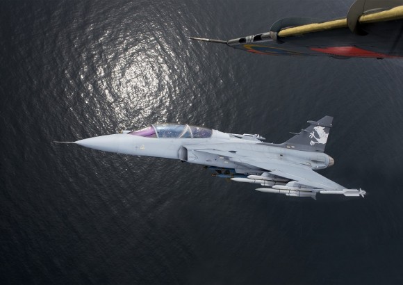 Gripen NG demonstrador fotografado de um jato SK60 - foto Saab