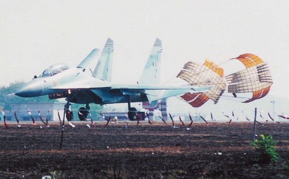 Su-30MKI com paraquedas de parada acionado - foto Força Aérea Indiana