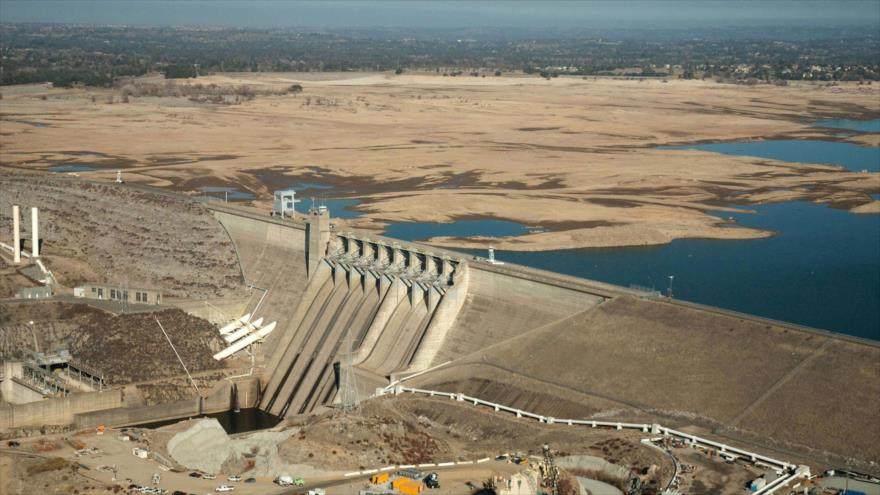 Niveles bajas de agua son visibles detrás de Presa Folsom, en el estado California. 16 de enero de 2014