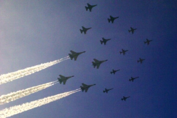 Su-27, F-16, T-50 e caças F-5 durante exibição aérea em 2013