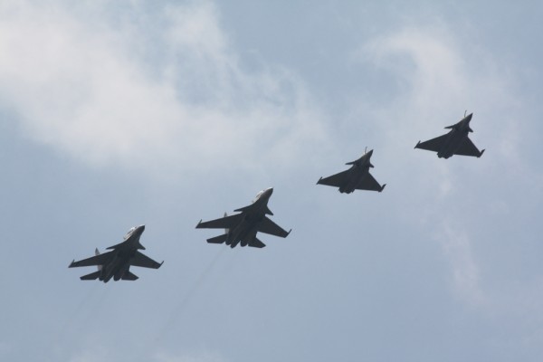 SU-30 da IAF forma com o Rafale durante p exercício Garuda V em 2014. (Imagem: paxaquitania.fr )