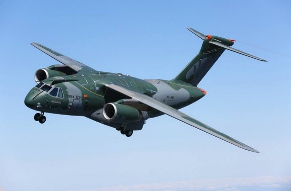 KC-390 em voo - foto Embraer