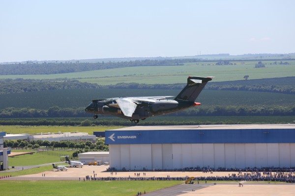 1_KC-390_Air-to-air_06