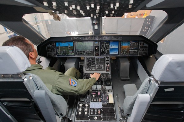 KC-390_cockpit