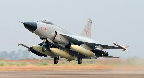 jf-17_thunder_mk-82-bomb_1000l_fuel_tanks_pl-5e_sraam