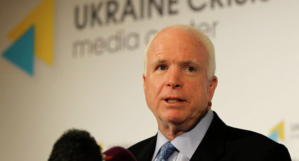 Senador americano John McCain fala à imprensa em Kiev