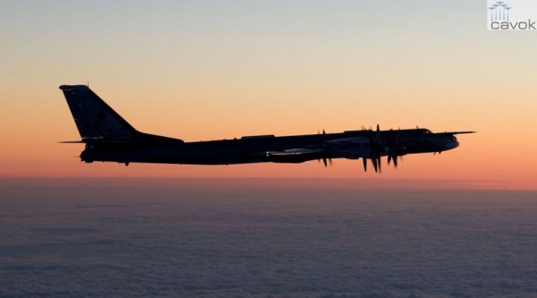 Um bombardeiro russo Tu-95 fotografado por um piloto de um F/A-18 Hornet finlandês. (Foto: Força Aérea Finlandesa)