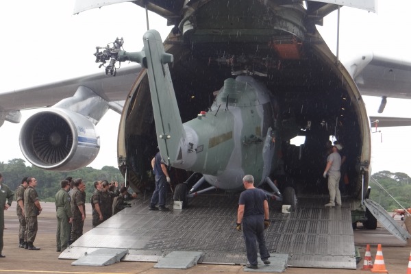 Um helicóptero AH-2 Sabre sendo descarregado do avião de transporte An-124. (Foto: Agência Força Aérea)