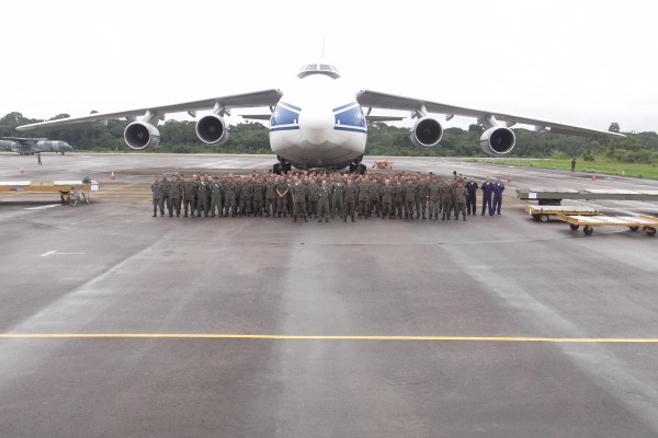 Membros do Esquadrão Poti junto ao An-124 que trouxe os últimos helicópteros Mi-35. (Foto: Agência Força Aérea)