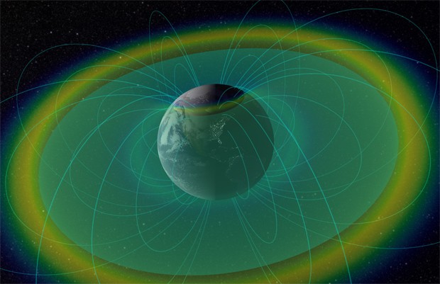 Ilustração mostra terra envolvida por plasmasfera (em azul esverdeado), por sua vez envolvida pelos cinturões de (Foto: Van Allen NASA's Scientific Visualization Studio/Divulgação)