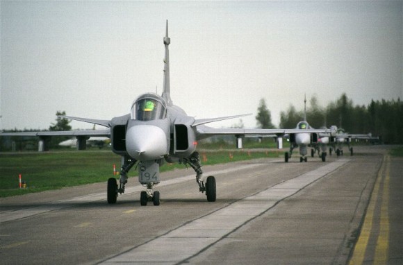 caças Gripen suecos taxiando - foto Forças Armadas da Suécia