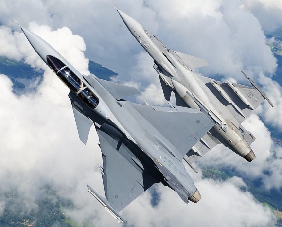 Demonstrador do Gripen F e Gripen D em voo - foto Saab