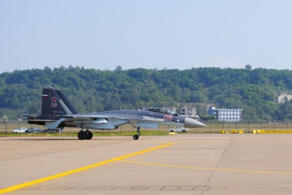 Su-35 pousa em Zhuhai para o Airshow China 2014 - foto Sukhoi