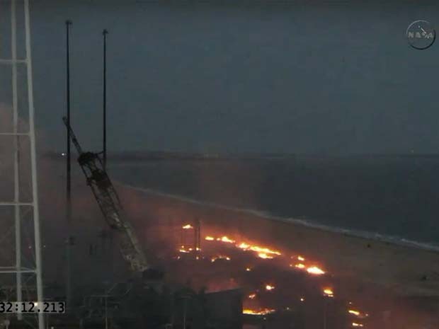 Imagem da TV Nasa mostra chamas de fogo em local em que explodiu o foguete não tripulado Antares nesta terça-feira (28) (Foto: Reprodução/ TV Nasa)