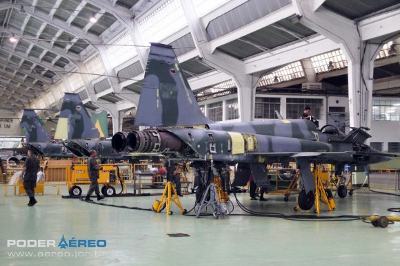 Domingo Aéreo PAMA-SP 2014 - revisões caças F-5M no Hangar 3 - foto Nunão - Poder Aéreo