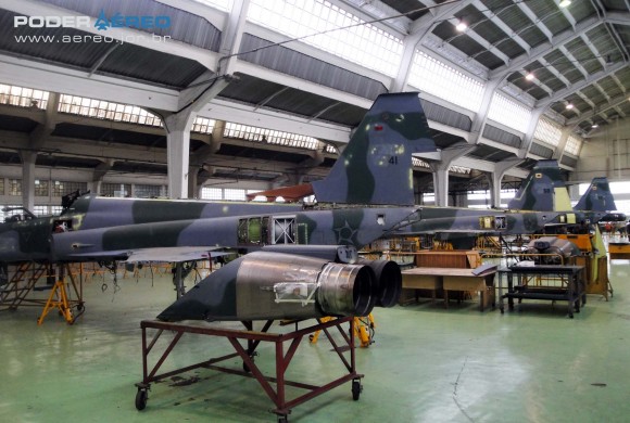 Domingo Aéreo PAMA-SP 2014 - revisões caças F-5M no Hangar 3 - foto 2 Nunão - Poder Aéreo