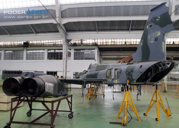 Domingo Aéreo PAMA-SP 2014 - revisão caça F-5EM 4841 no Hangar 3 - foto Nunão - Poder Aéreo