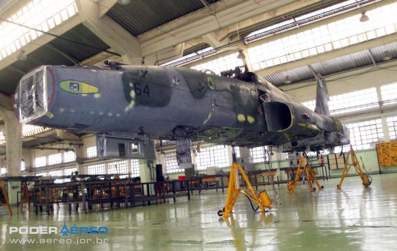 Domingo Aéreo PAMA-SP 2014 - revisão caça F-5EM 4864 no Hangar 3 - foto 2 Nunão - Poder Aéreo