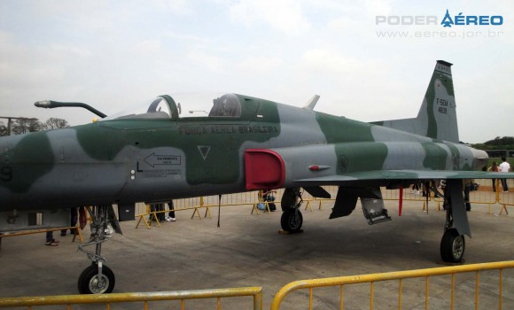 Domingo Aéreo PAMA-SP 2014 - caça F-5EM 4839 fora do Hangar 3 - foto Nunão - Poder Aéreo