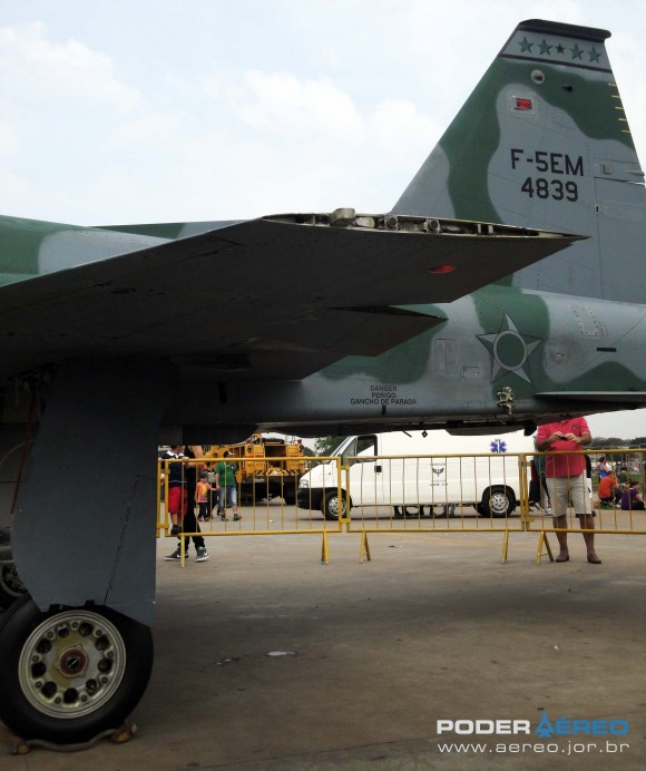 Domingo Aéreo PAMA-SP 2014 - caça F-5EM 4839 fora do Hangar 3 - foto 3 Nunão - Poder Aéreo