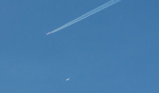 dois aviões ... 1 chemtrail