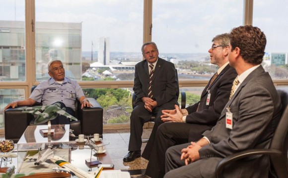 Comandante Juniti Saito com executivos da Novaer - foto Novaer