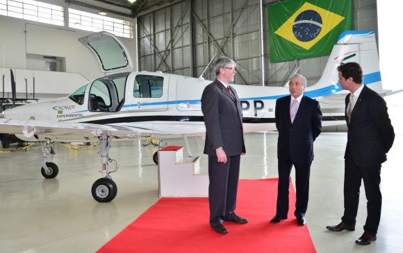 T-Xc protótipo no DCTA e vice-presidente Michel Temer - foto Novaer