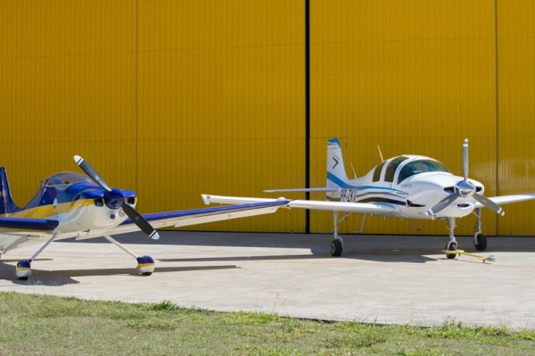 A aeronave T-Xc posa ao lado de seu "irmão mais velho", o K-51. (Foto: Novaer Craft)