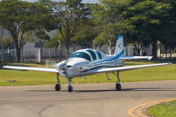 O T-Xc taxiando para seu primeiro voo, na pista do Aeroporto de São José dos Campos. (Foto: Novaer Craft)