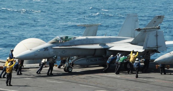 F-18 Hornet do VFA 15 USS George HW Bush - CVN 77 - foto divulgada em 8-8-14 pela USN