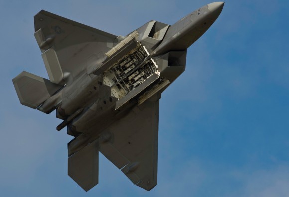 F-22 Raptor - baias de armamentos abertas - foto USAF