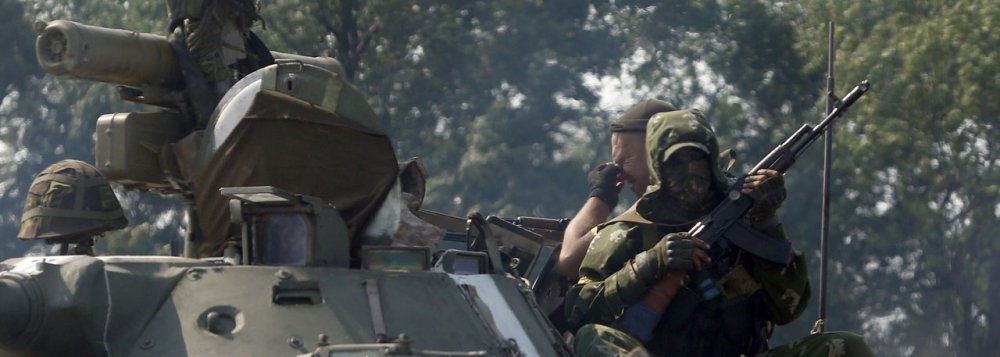 REUTERS/Sergei Karpukhin: Soldados ucranianos em veÃ­culo blindado perto da cidade de Nikishinom na regiÃ£o de Donetsk. 04/08/2014  REUTERS/Sergei Karpukhin