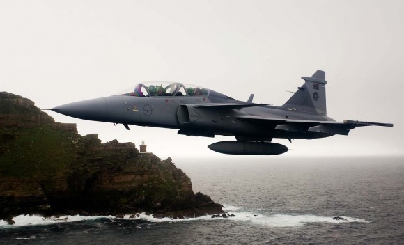 Caça Gripen da África do Sul voando no Cabo da Boa Esperança - foto F Dely - Saab