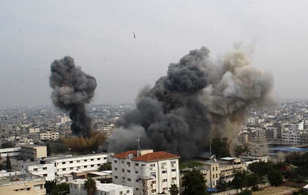 Explosão de um ataque aéreo atinge a Cidade de Gaza nesta quarta-feira (21) (Foto: AP)