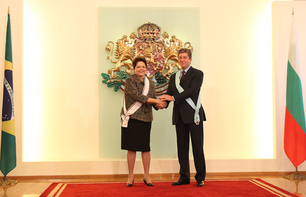 Presidente Dilma Rousseff após receber condecoração do presidente da Bulgária, Georgi Parvanov, no Palácio Presidencial em Sófia, capital búlgara (Foto: Roberto Stuckert Filho / Presidência)