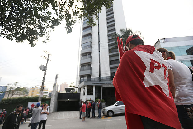 Grupo em apoio ao ex-presidente Lula faz vigília em frente a seu apartamento